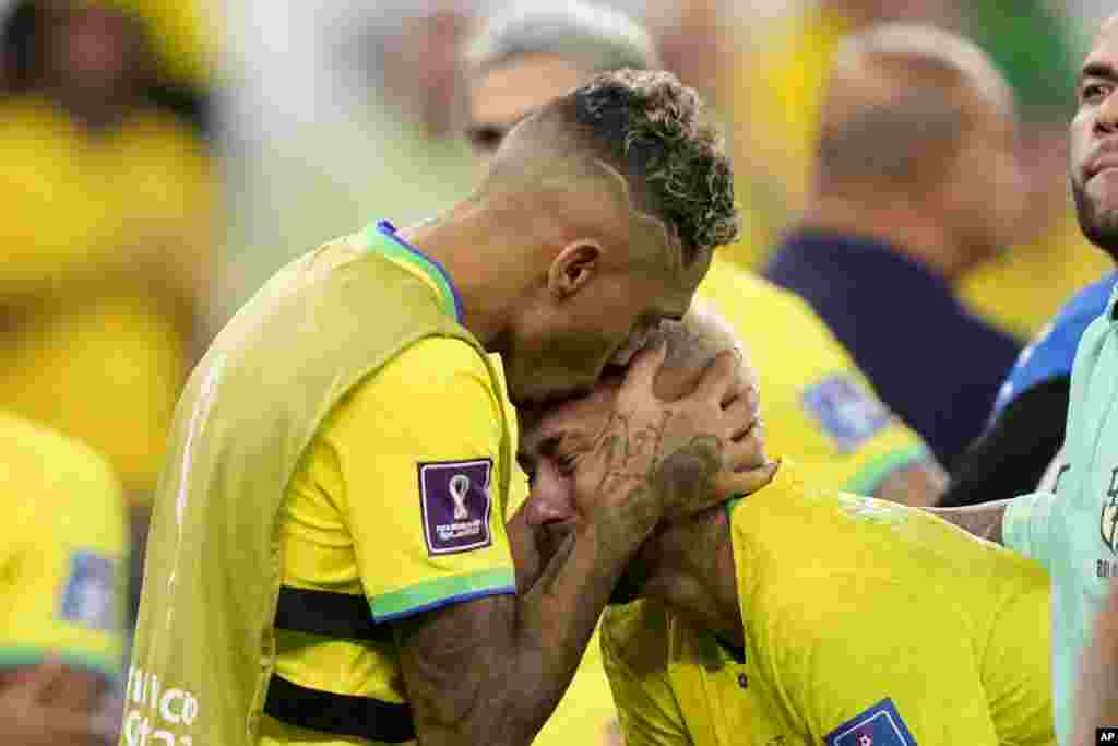 Raphinha dá um beijo na testa de Neymar que chora após o Brasil ser eliminado pela Croácia nos quartos-de-final do Mundial do Qatar. Dez, 9, 2022