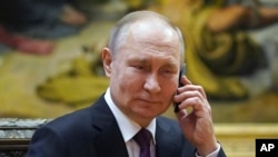 Presiden Rusia Vladimir Putin berbicara melalui telepon di St. Petersburg, Rusia, Selasa, 27 Desember 2022. (Foto: via AP)