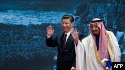চীনের প্রেসিডেন্ট শি জিনপিং (বামে) এবং সৌদি বাদশা সালমান বিন আবদুল আজিজ (ডানে) বেইজিং-এর চায়না ন্যাশনাল মিউজিয়ামে ২০১৭ সালের ১৬ মার্চে “রোড টু দ্য আরব রিপাবলিক” অনুষ্ঠানে যোগ দিচ্ছেন। ফাইল ছবি।