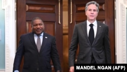 Presidente de Moçambique, Filipe Nyusi (e) com o Secretário de Estado americano, Antony Blinken, a caminho da Sala dos Tratados no Departamento de Estado. Washington DC, 14 Dez, 2022