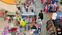 Suasana pusat perbelanjaan di Jakarta, Jumat, 30 Desember 2022. Pemerintah secara resmi mencabut semua pembatasan terkait virus corona (PPKM). (AP Photo/Tatan Syuflana)