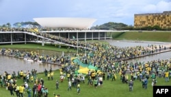 Los partidarios del expresidente brasileño Jair Bolsonaro realizan una manifestación en la Esplanada dos Ministerios en Brasilia el 8 de enero de 2023. [Foto: AFP]