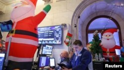 纽约华尔街股票交易所内的圣诞装饰（2022年12月14日）