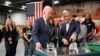 El presidente de EEUU, Joe Biden, recorre la planta de fabricación de semiconductores SK Siltron CSS, en Bay City, Michigan, el 29 de noviembre de 2022.