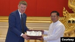 Bộ trưởng Phát triển Kinh tế Nga Maxim Reshetnikov và Bộ trưởng Đầu tư và Quan hệ Kinh tế Đối ngoại Myanmar Kan Zaw.