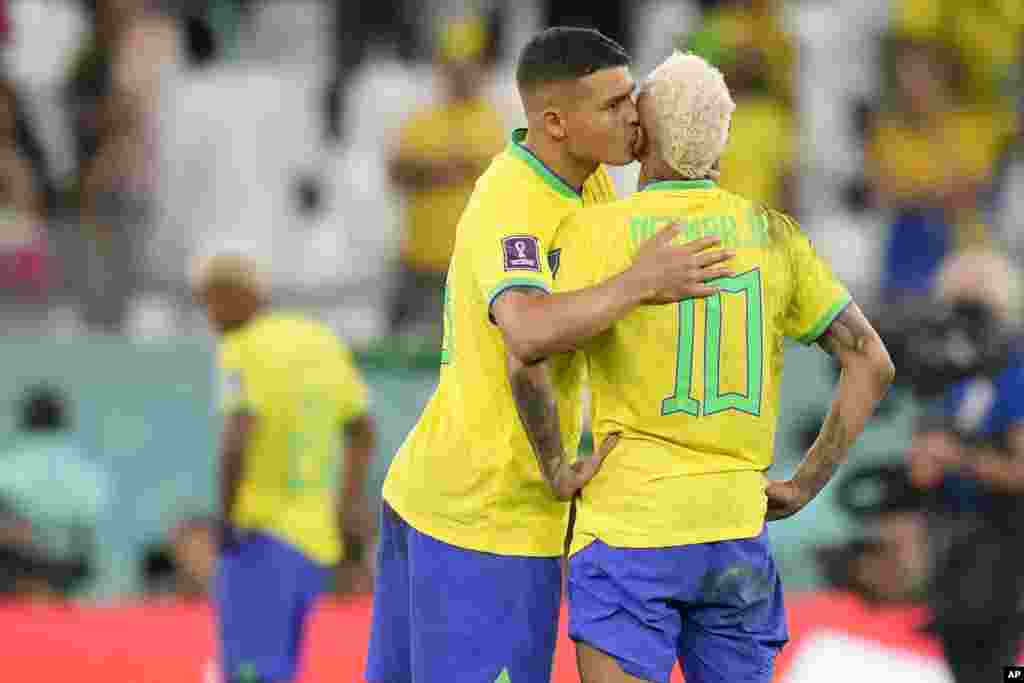 Neymar é consolado por Thiago Silva depois do Brasil perder nas grandes penalidades frente à Croácia, nos quartos-de-final do Mundial do Qatar. Dez, 9, 2022