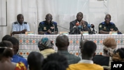 Le ministre ivoirien de la Défense, Tene Birahima Ouattara (3e à gauche), le chef d'état-major de l'armée ivoirienne, le général Lassina Doumbia (2e à gauche) et des généraux s'adressent aux proches des soldats ivoiriens détenus au Mali, à Abidjan, le 3 août 2022. 