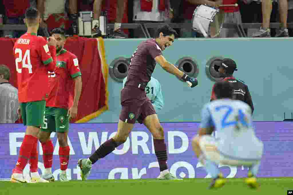 Guarda-redes de Marrocos, Yassine Bounou, celebra depois da Espanha falhar a marcação de penalti. Education City Stadium em Al Rayyan, Qatar, Dez. 6, 2022.
