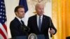 Presiden Joe Biden berdiri bersama Presiden Prancis Emmanuel Macron setelah konferensi pers di Ruang Timur Gedung Putih di Washington, Kamis, 1 Desember 2022. (Foto: AP/Susan Walsh)