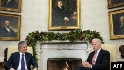 El presidente de EEUU, Joe Biden, se reúne con el presidente de Ecuador, Guillermo Lasso, en la oficina oval de la Casa Blanca en Washington, DC, el 19 de diciembre de 2022. (Foto de Brendan Smialowski / AFP)