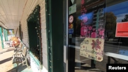 Poster pengumuman lowongan kerja terpasang di pintu sebuah toko kue di Old Chelsea village, Quebec, Canada, pada 3 Oktober 2022. (Foto: Reuters/Julie Gordon)