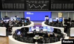 Grafik DAX indeks harga saham Jerman tergambar di bursa saham Frankfurt, Jerman, 23 November 2022. (Foto: Reuters)