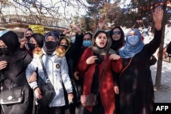 Aksi protes perempuan Afghanistan menentang larangan mengenyam pendidikan di perguruan tinggi bagi perempuan di Kabul, 22 Desember 2022. (AFP)