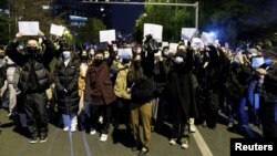 北京民众走上街头举起白纸抗议当局严厉的防疫封控措施。（2022年11月27日）