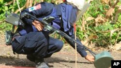 រូបឯកសារ៖ អ្នករំដោះមីនមួយរូបកំពុងប្រតិបត្តិការដោះមីននៅក្បែរព្រំដែនកម្ពុជានិងថៃ ក្នុងខេត្តប៉ៃលីន កាលពីថ្ងៃទី ២៧ ខែវិច្ឆិកា ឆ្នាំ ២០១១។