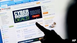 นักช็อปจับจ่ายในวันไซเบอร์มันเดย์