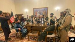 Kelompok militan Taliban menguasai istana kepresidenan Afghanistan setelah Presiden Afghanistan Ashraf Ghani melarikan diri dari negara itu, di Kabul, Afghanistan, Minggu, 15 Agustus 2021. (Foto: AP/Zabi Karimi)