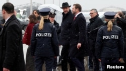 Вице-президента США Джей Ди Вэнса в Мюнхенском аэропорту встречает премьер-министр Баварии Маркус Зёдер, 13 февраля 2025 года