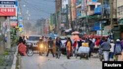 Une rue animée pendant le confinement fixé par le gouvernement pour empêcher la propagation endémique de la maladie à coronavirus (COVID-19), dans le district d'Eastleigh à Nairobi, Kenya, le 6 mai 2020. REUTERS / Thomas Mukoya 