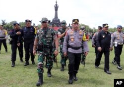 Dari depan; Kapolri Listyo Sigit Prabowo (kanan) bersama Kapolri Andika Perkasa (kiri), saat berlangsungnya parade keamanan menjelang pertemuan G20 di Bali, Senin, 7 November 2022. (AP/Firdia Lisnawati)