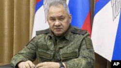 俄罗斯国防部长谢尔盖·绍伊古（Sergei Shoigu）周三（11月9日）宣布，俄罗斯军队将撤出乌克兰南部战略重镇赫尔松市及附近地区并在第聂伯河东岸重新部署防线。照片由美联社从俄罗斯国防部新闻局获得并转发。