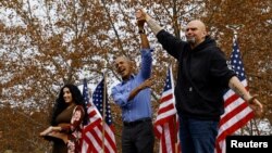 Cựu Tổng thống Mỹ Barack Obama (giữa) vận động trên sân khấu cho John Fetterman (phải), ứng cử viên Đảng Dân chủ tranh cử ghế Thượng viện Hoa Kỳ đại diện bang Pennsylvania, ở Pittsburgh, Pennsylvania, Mỹ, ngày 5 tháng 11 năm 2022.