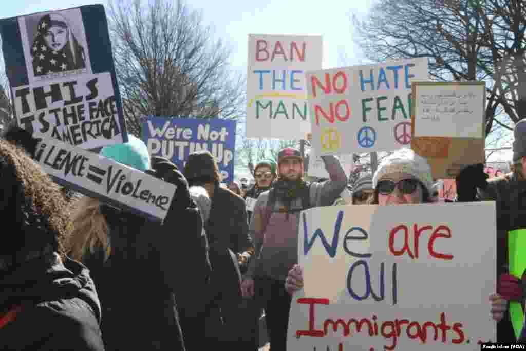 За повідомленням кореспондента проєкту Радіо Свобода&nbsp;Крим.Реалії, катери в супроводі російських кораблів слідують Керченською протокою в бік Чорного моря