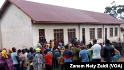À l'école primaire Rugabo à Rutshuru, les déplacés font la queue pour se faire enregistrer en fin de bénéficier d'une assistance humanitaire. Rutshuru, le 12 avril 2022. (VOA/Zanem Nety Zaidi). 