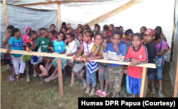 Anak-anak pengungsi Nduga yang terlantar pendidikannya. (Foto: Humas DPR Papua)