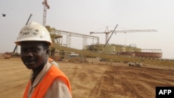 ARCHIVES - Un ouvrier devant le chantier de construction de la mine d'or d'Essakane, au Burkina Faso, le 12 mai 2010.