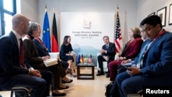 Menteri Luar Negeri Jerman Annalena Baerbock dan Menteri Luar Negeri AS Antony Blinken bertemu dalam Pertemuan Menteri Luar Negeri G7 di Hotel The Prince Karuizawa di Karuizawa, Jepang, 17 April 2023. (Foto: via Reuters)