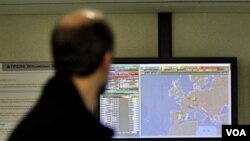 Seorang melihat layar komputer Uni Eropa 'Eurocontrol' di Brussels, Belgia (18/3). Para peretas menyerang sistem komputer Komisi Uni Eropa sebelum KTT dua hari di Brussels.