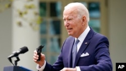 Presiden AS Joe Biden memegang bagian dari sebuah pistol 9mm ketika berbicara di Rose Garden, Gedung Putih, Washington, pada 11 April 2022. (Foto: AP/Carolyn Kaster)