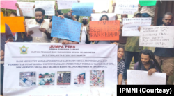 Mahasiswa Nduga di Yogyakarta membacakan tuntutan mereka terkait situasi di kampung halaman mereka. (Foto: Courtesy/IPMNI)