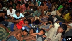 Illegal immigrants from Myanmar and Bangladesh arrive at police processing center in Langkawi, Malaysia, May 11, 2015.