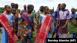 Sejumlah saudara kembar saat festival kembar tahunan di Igbo-Ora Barat daya Nigeria, Sabtu, 8 Oktober 2022. Kota ini mengadakan festival tahunan untuk merayakan tingginya jumlah anak kembar dan banyaknya kelahiran. (Foto: AP/Sunday Alamba)