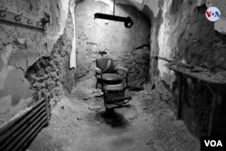 Barbería del penal, aunque en ruinas, deja ver lo que fueron sus estantes y colgadores. [Foto: Ismael Rodríguez]