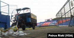 Kondisi di salah satu sudut Stadion Kanjuruhan pasca kerusuhan 1 Oktober 2022. (Foto: VOA/Petrus Riski)