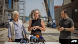 La Coordinadora Residente de las Naciones Unidas en Ucrania, Denise Brown (centro), junto a la Directora Adjunta de Operaciones de País del PMA en Ucrania, Marianne Ward, y el Ministro de Infraestructura de Ucrania, Oleksandr Kubrakov, ofrecen una conferencia de prensa al este de Odessa en la costa del Mar Negro, el 14 de agosto de 2022.