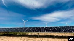 Бајден постави цел емисијата на штетни гасови во САД да се намали за половина до 2030, а целосно да престане  испуштањето на  штетни гасови до 2050 година. 