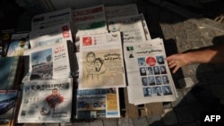 A kiosque in Tehran, Oct. 30, 2022, displays copies of the Hammihan newspaper, featuring on its cover a headline mentioning the statement by the Tehran journalists' association, criticizing the detention by authorities of two journalists.