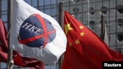 资料照：中国国旗在香港交易所的旗帜旁飘扬。