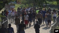 Migrantes, en su mayoría de Venezuela, llegan a un campamento donde las autoridades mexicanas emitirán permisos para que puedan continuar su camino hacia el norte, en San Pedro Tapanatepec, Oaxaca, México, el 5 de octubre de 2022. 