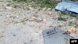 ইউক্রেনের সশস্ত্র বাহিনী দ্বারা তোলা এবং প্রকাশিত এই ছবিতে ইরানের তৈরি কামিকাজে ড্রোনের টুকরো দেখা যাচ্ছে। এই ড্রোনটিকে ইউক্রেনের দক্ষিণাঞ্চলীয় বন্দর শহর ওডেসাতে ভূপাতিত করা হয়েছিল বলে জানা গেছে। ২৫ সেপ্টেম্বর, ২০২২।