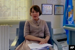 Dr Akjemal Magtymova, perwakilan Organisasi Kesehatan Dunia di Suriah, berbicara saat wawancara di kantornya di Damaskus, Suriah, Selasa, 2 Februari 2021. (Foto: AP)