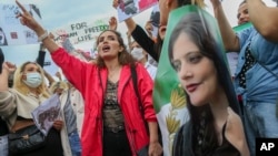 Para aktivis perempuan melakukan aksi protes atas keamtian Mahsa Amini (22 tahun), dalam unjuk rasa di Istanbul, Turki (foto: dok). 