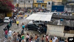 Des électeurs font la queue devant un bureau de vote dans le quartier de Mare à Rio de Janeiro, Brésil, dimanche 2 octobre 2022.