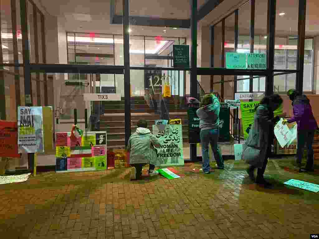 تظاهرکنندگان در واشنگتن پلاکاردهای اعتراضی‌شان را مقابل در ورودی دفتر حفاظت از منافع جمهوری اسلامی قرار می‌دهند - شنبه ۹ مهر 