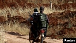 Seorang anggota pasukan pemebebasan Suriah terlihat di Yadouda, Daraa, Suriah, pada 29 Mei 2018. (Foto: Reuters/Alaa al Faqir)