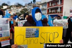 Anggota komunitas Uighur yang tinggal di Turki menggelar aksi protes di dekat konsulat China di Istanbul, 10 Februari 2021. (Foto: AP)